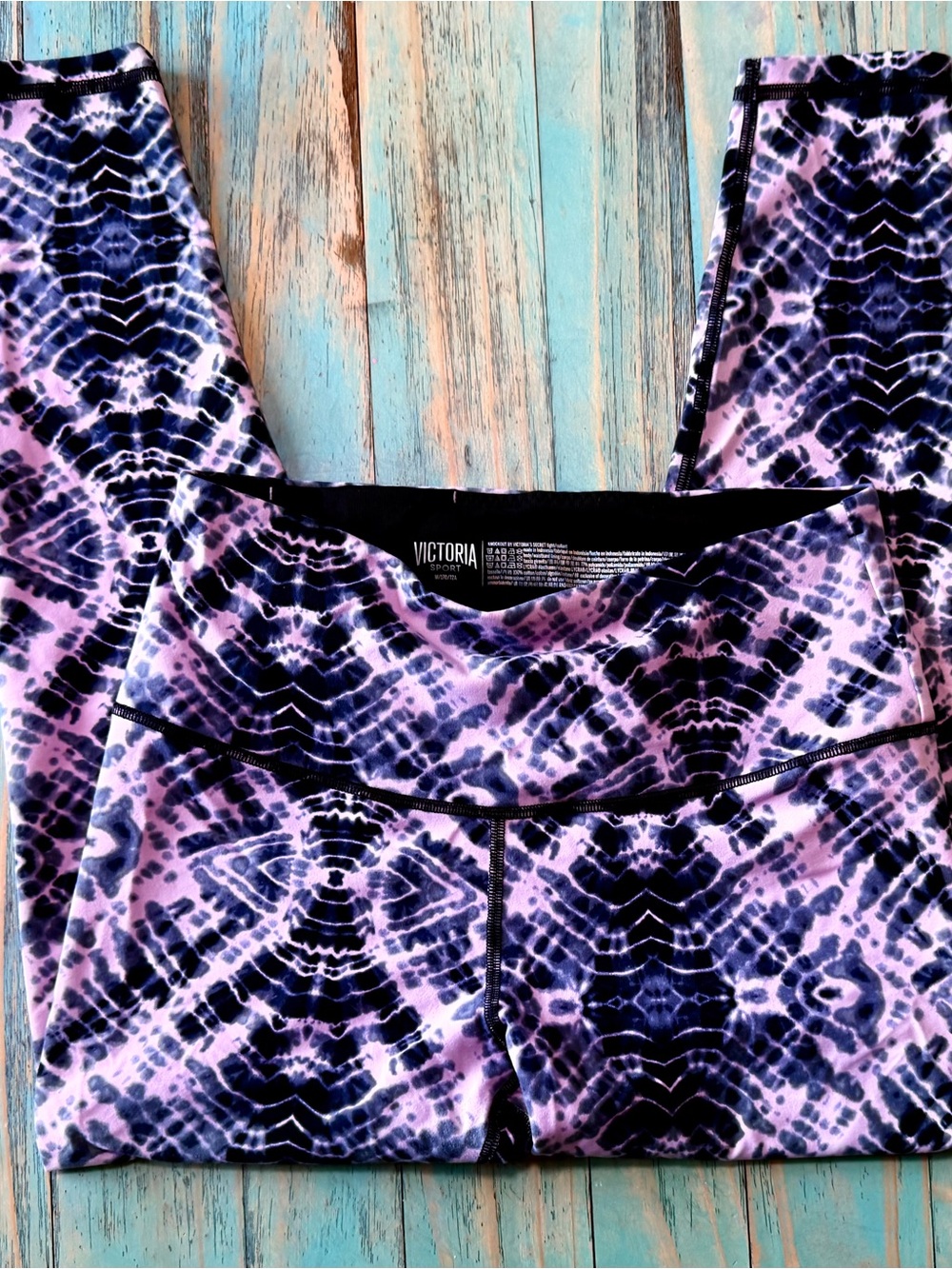 Victoria Sport Pink and purple printed leggings